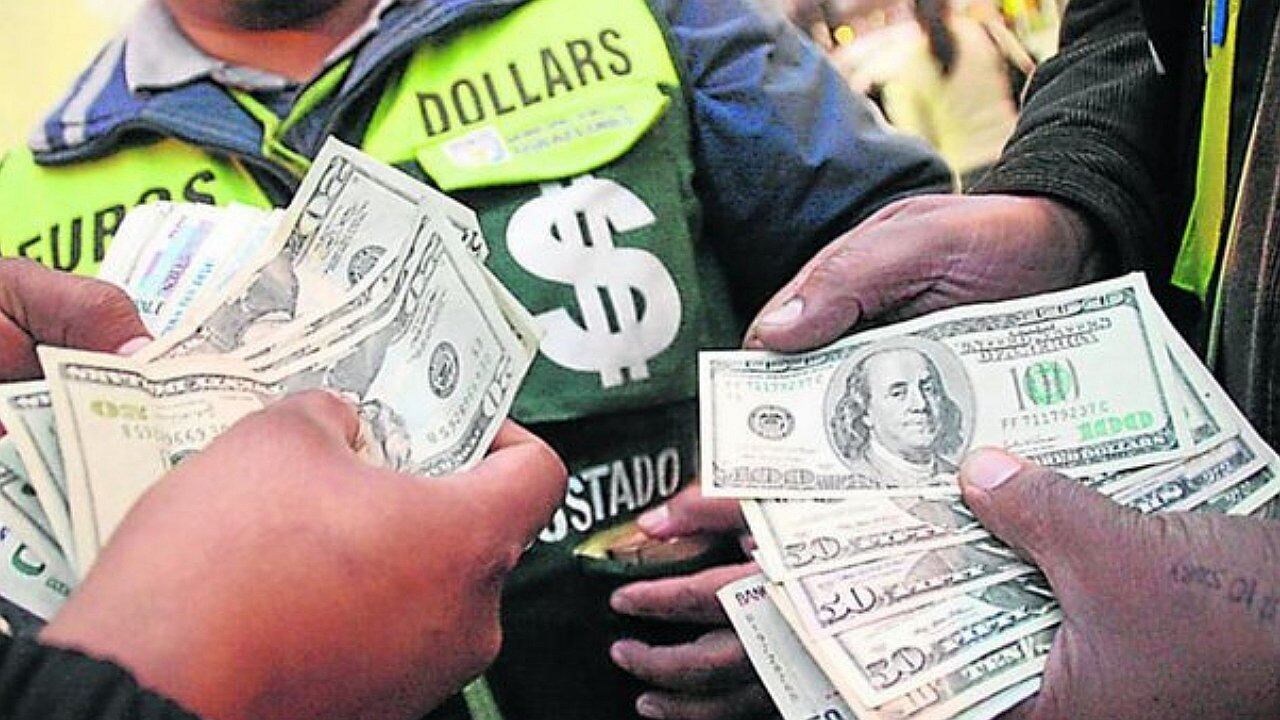 Dólar también baja en mercado informal.