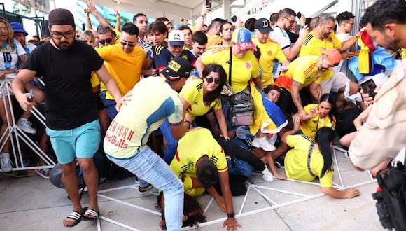 Los aficionados intentan entrar al estadio durante el partido en Miami Gardens el 14 de julio. (Foto: Getty Images)
