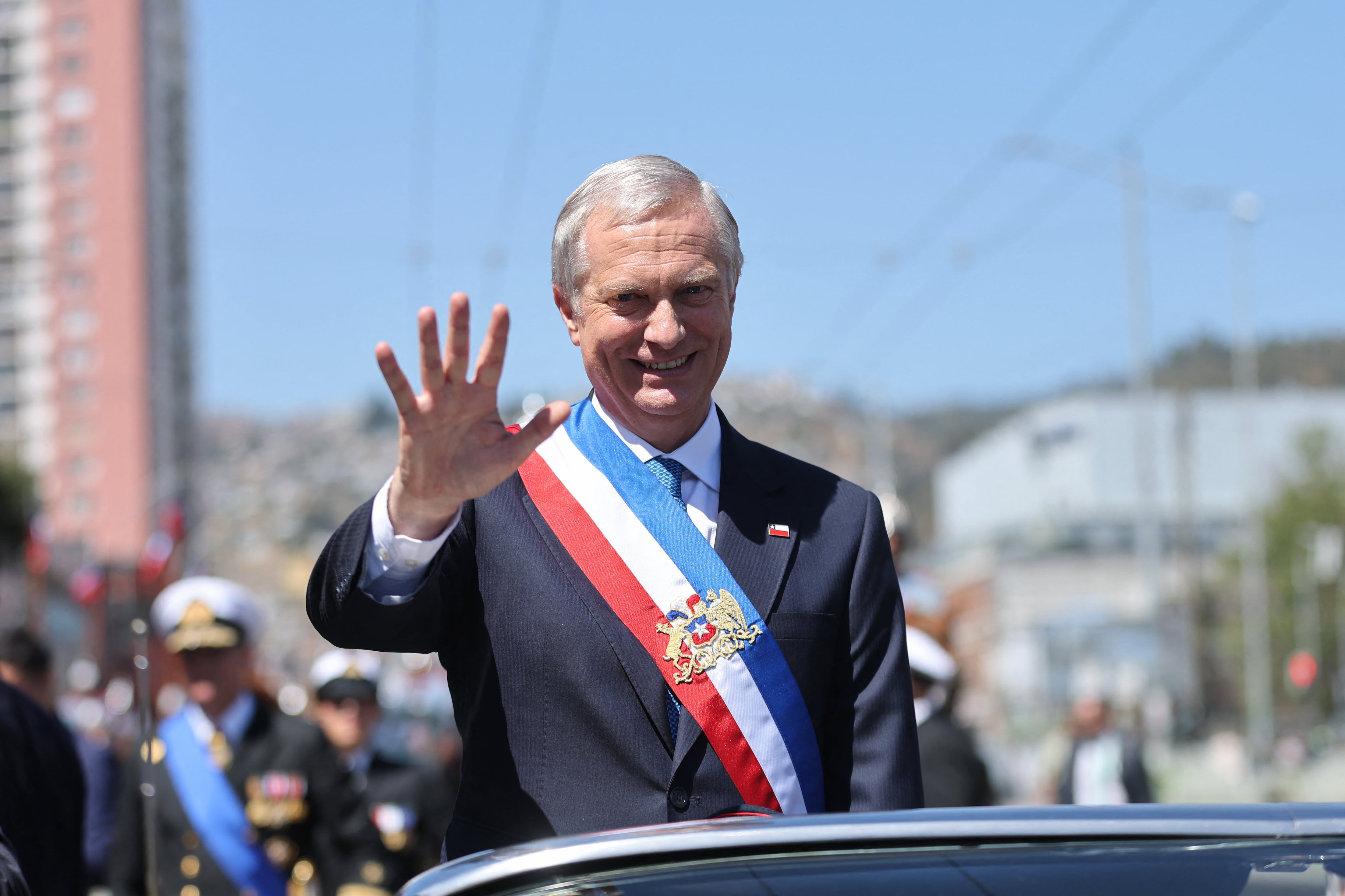 El nuevo presidente de Chile, José Antonio Kast, saluda desde el auto presidencial descapotable tras su ceremonia de investidura en Valparaíso. (Foto de Javier TORRES / AFP).