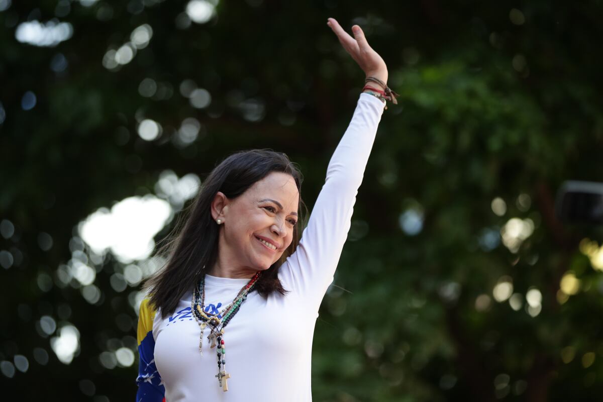 La líder antichavista María Corina Machado saluda a sus seguidores, en una manifestación en Caracas, Venezuela, el 9 de enero de 2025. (Foto de Ronald Peña R. / EFE)