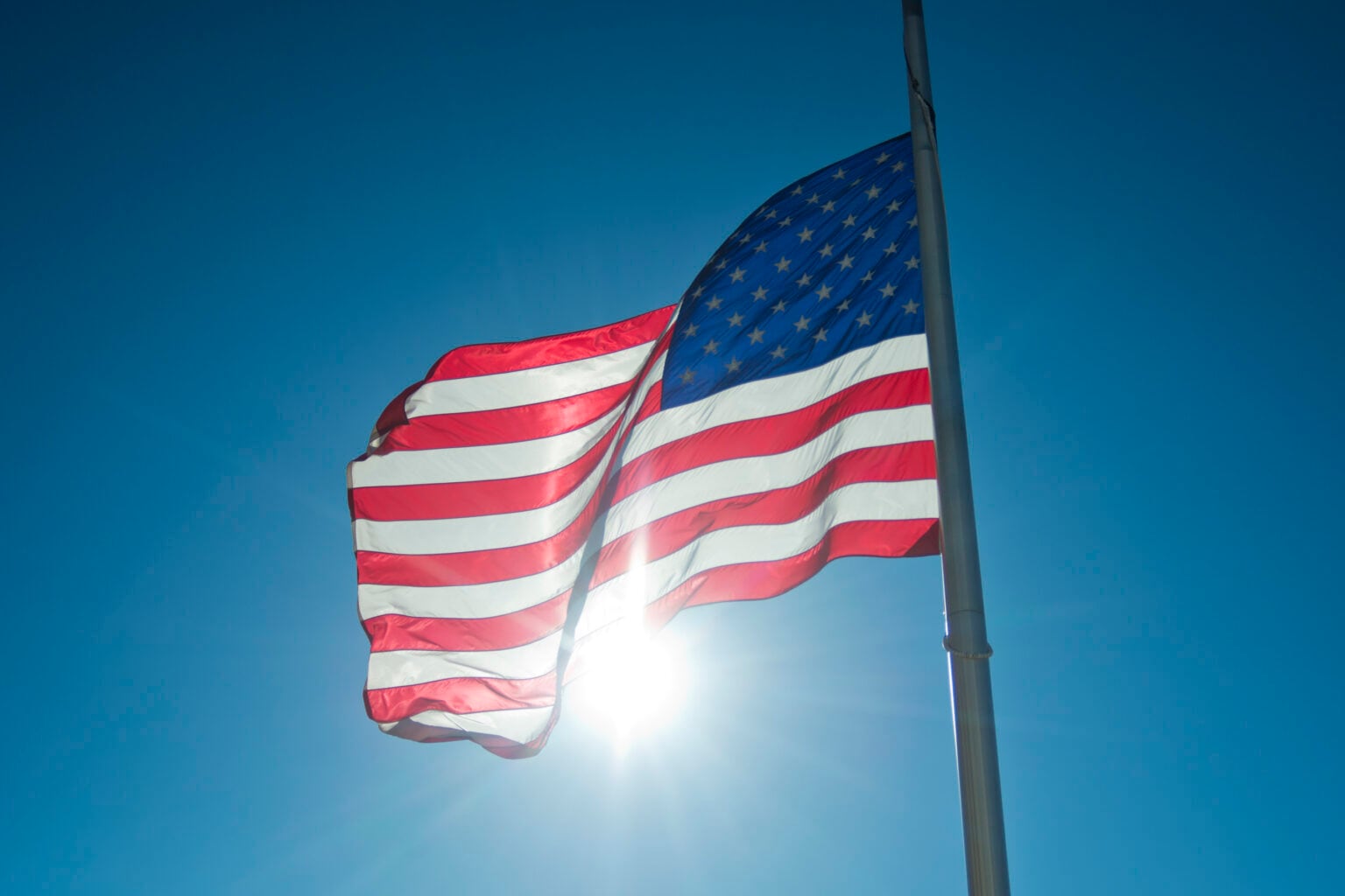 Connecticut, Ohio, Kansas, Wyoming y Virginia Occidental izarán las banderas a media asta. (Foto: AFP)