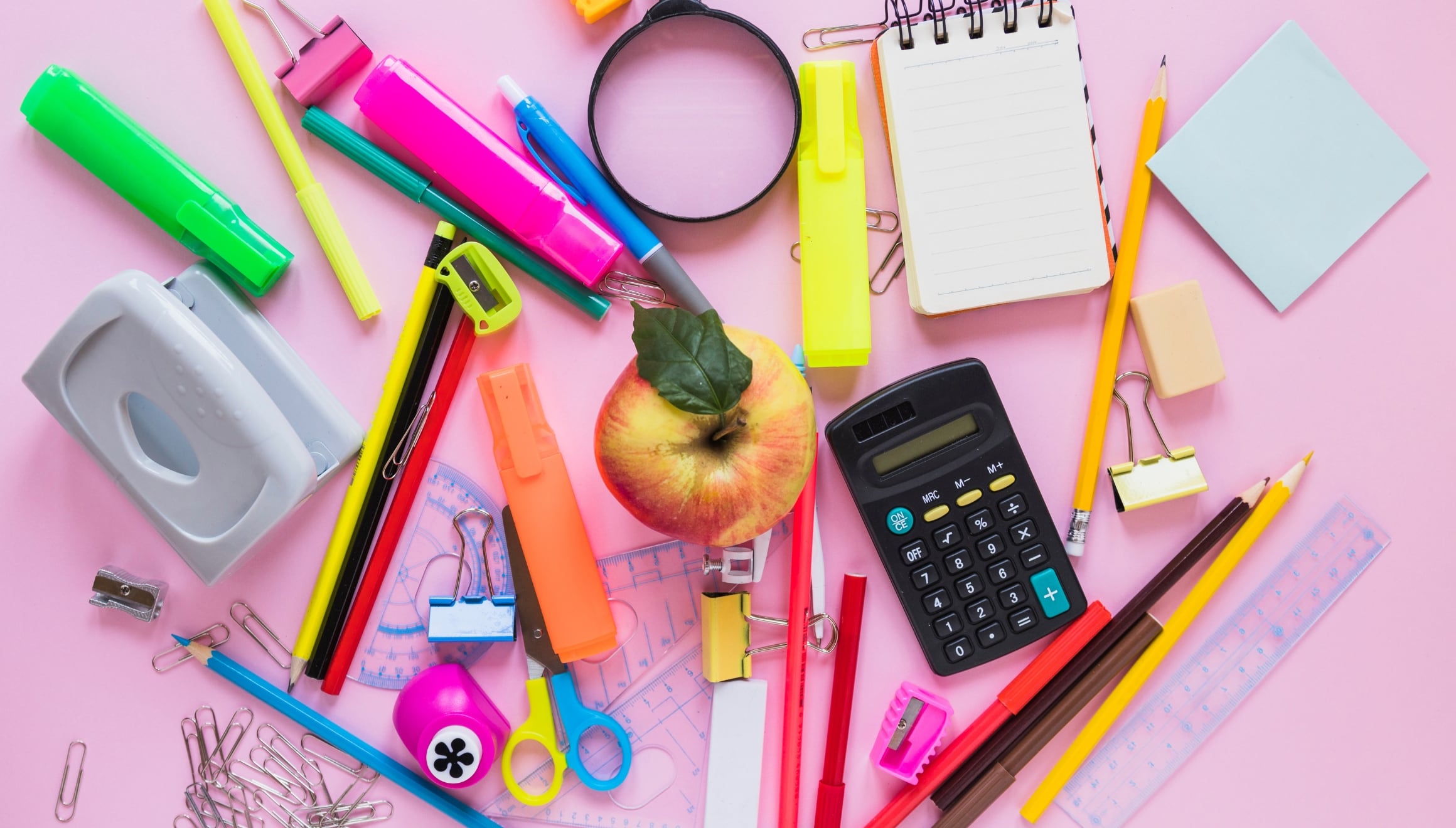 En algunas parte de Estados Unidos los padres de familia podrán comprar lo necesario para el regreso a clases ahorrando algunos dólares al mismo tiempo (Foto: Freepik)