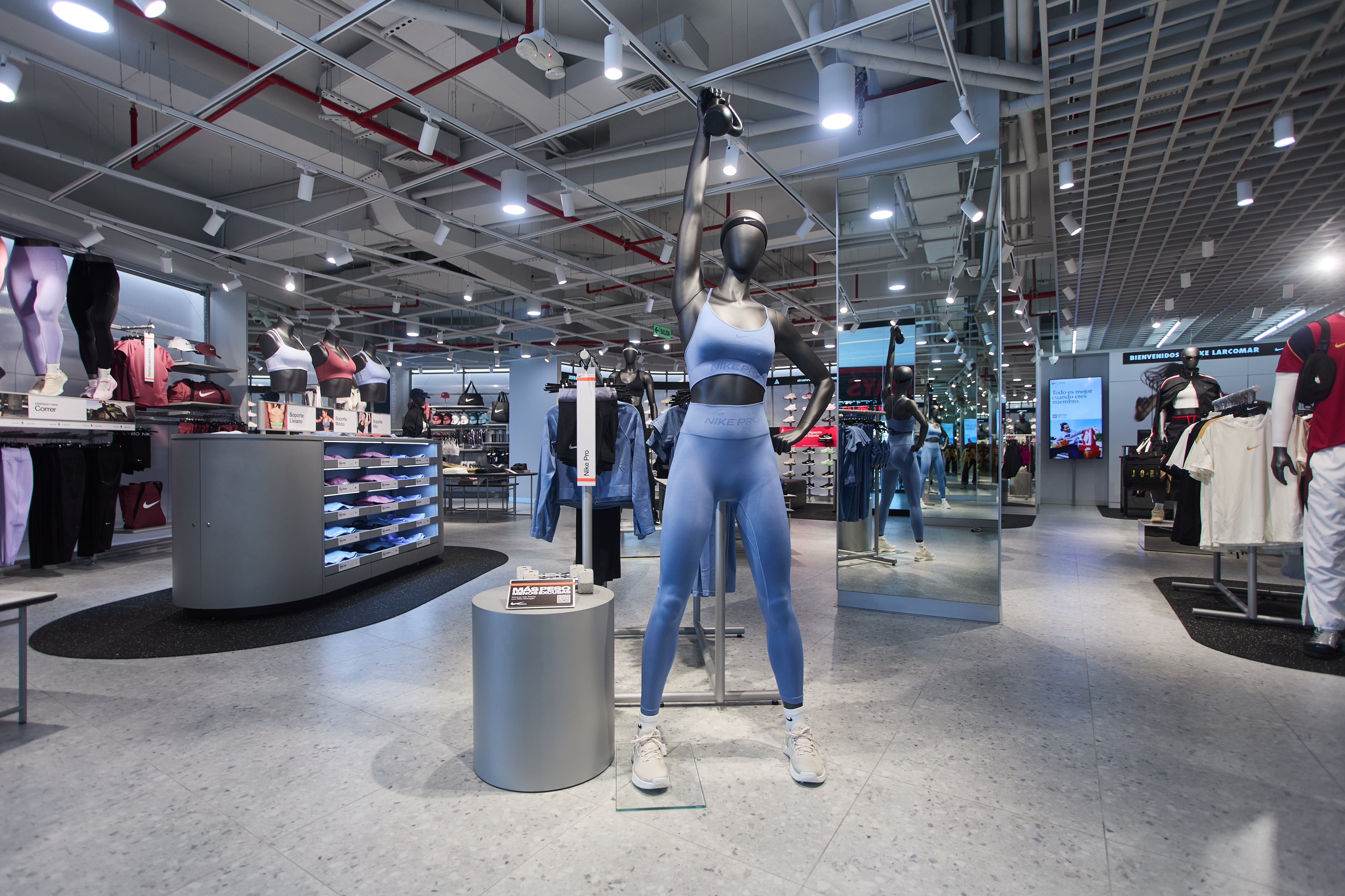 El establecimiento cuenta con más de 500 m² de superficie de venta e incorpora la categoría Jordan a su oferta comercial. Foto: Nike