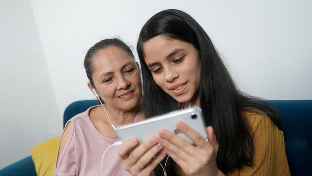 ¿Cuántos hogares peruanos encabezados por mujeres cuentan con acceso a internet fijo o móvil?