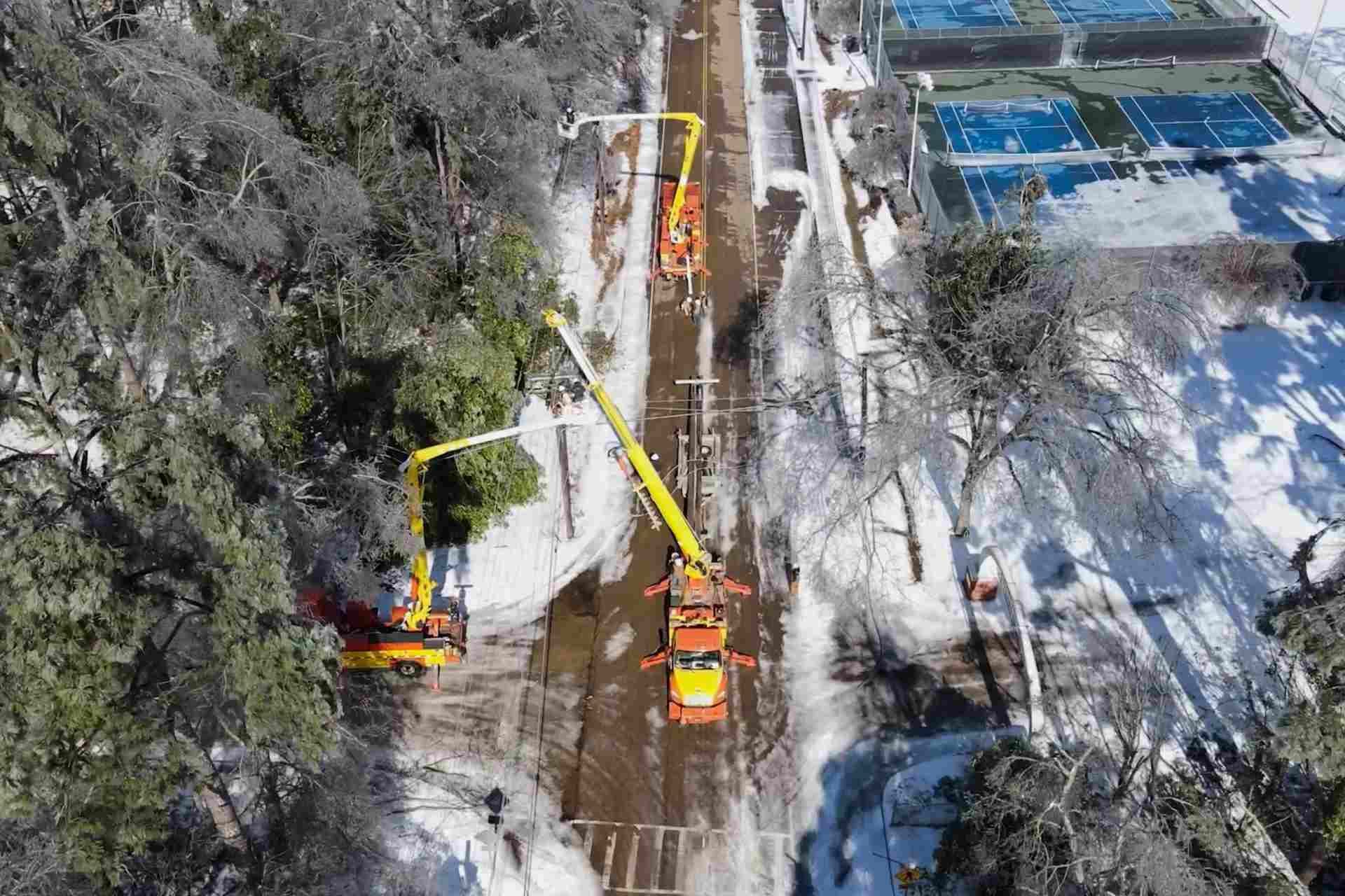 Esta imagen, tomada de un video distribuido por la ciudad de Oxford, Mississippi, muestra a operarios trabajando en el tendido eléctrico, el 27 de enero de 2026. (Ciudad de Oxford, Mississippi, vía AP)