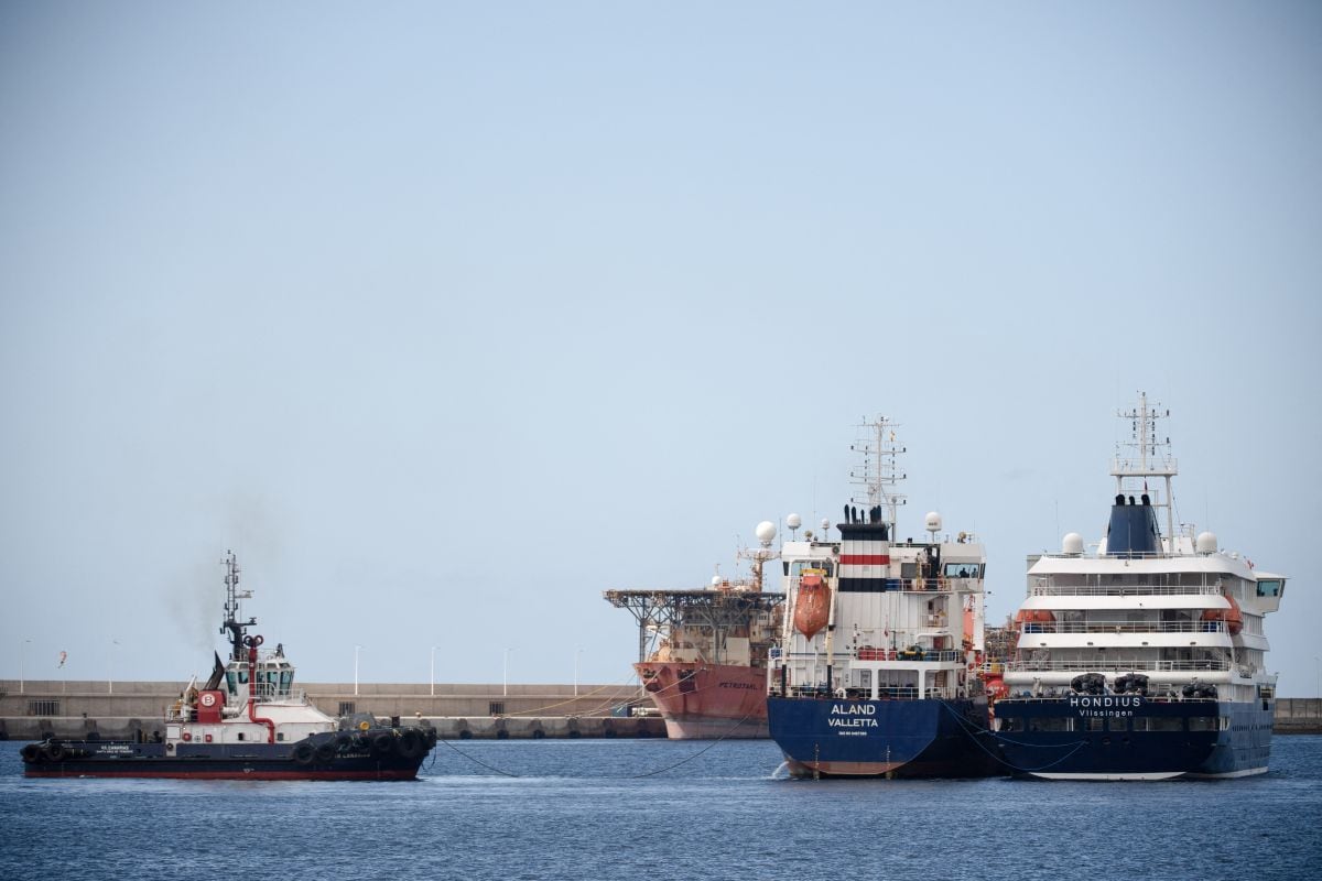 El crucero MV Hondius, de bandera neerlandesa y afectado por el hantavirus, es reabastecido por un buque cisterna en el puerto de Granadilla de Abona, en la isla de Tenerife, en las Islas Canarias (España), el 11 de mayo de 2026. Foto: JORGE GUERRERO / AFP