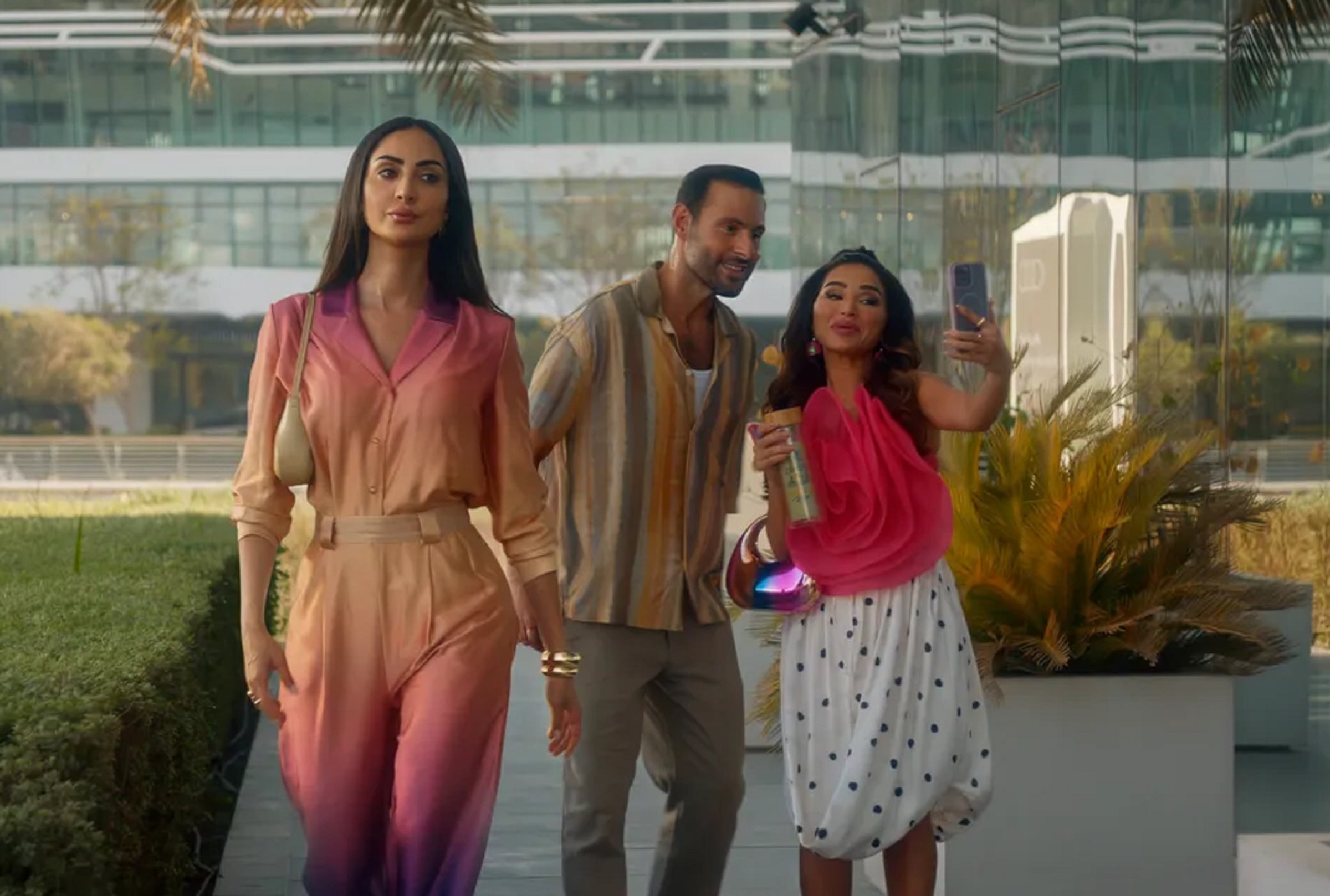 Nour Al Ghandour interpreta a Haya, Ali Kakooli interpreta a Jawad y Noha Nabil interpreta a Zeina en la comedia romántica árabe "Te quiero desde siempre" (Foto: Netflix)