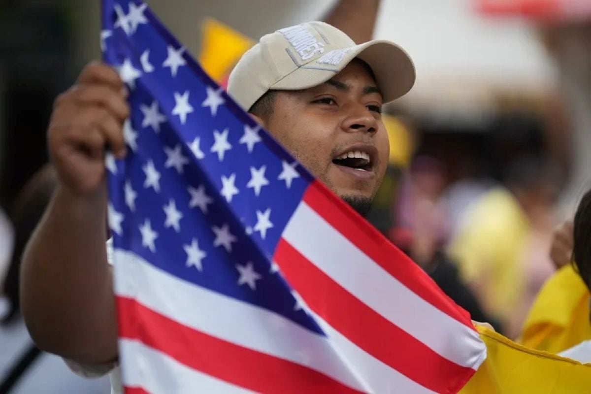 La nueva política migratoria exigirá que los solicitantes de residencia gestionen el proceso desde consulados estadounidenses en sus países de origen. Foto: EFE.