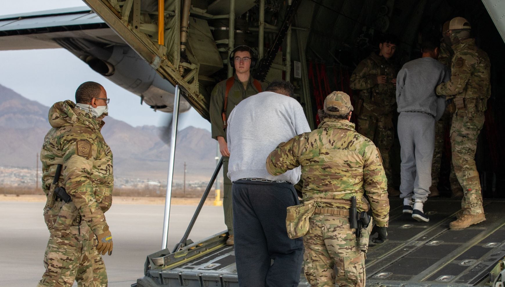 El Comando de Transporte de EE.UU. apoya los vuelos de deportación del Servicio de Inmigración y Control de Aduanas (ICE) mediante transporte aéreo militar en Fort Bliss, Texas, el 10 de febrero de 2025 (Foto: Sargento Griffin Payne / Ejército de EE.UU. / AFP)
