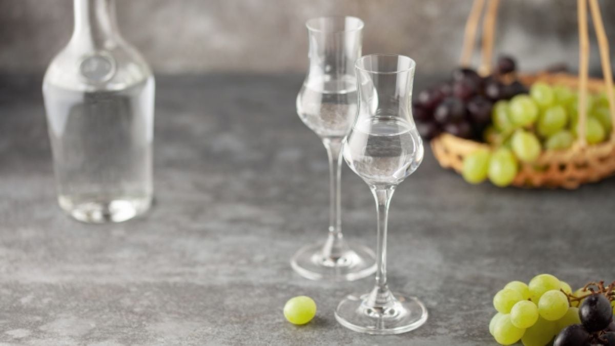 Revisar la etiqueta y el registro sanitario es uno de los principales pasos para verificar la autenticidad de un Pisco con Denominación de Origen. Foto: Indecopi.