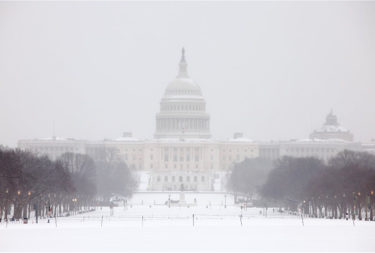 El Capitolio de Estados Unidos, cubierto de nieve este 25 de enero en Washington DC, mientras una gigantesca tormenta invernal avanza hacia el noreste y mantiene en alerta a millones de personas por frío extremo, apagones y caos en el transporte. | Crédito: Amid FARAHI / AFP