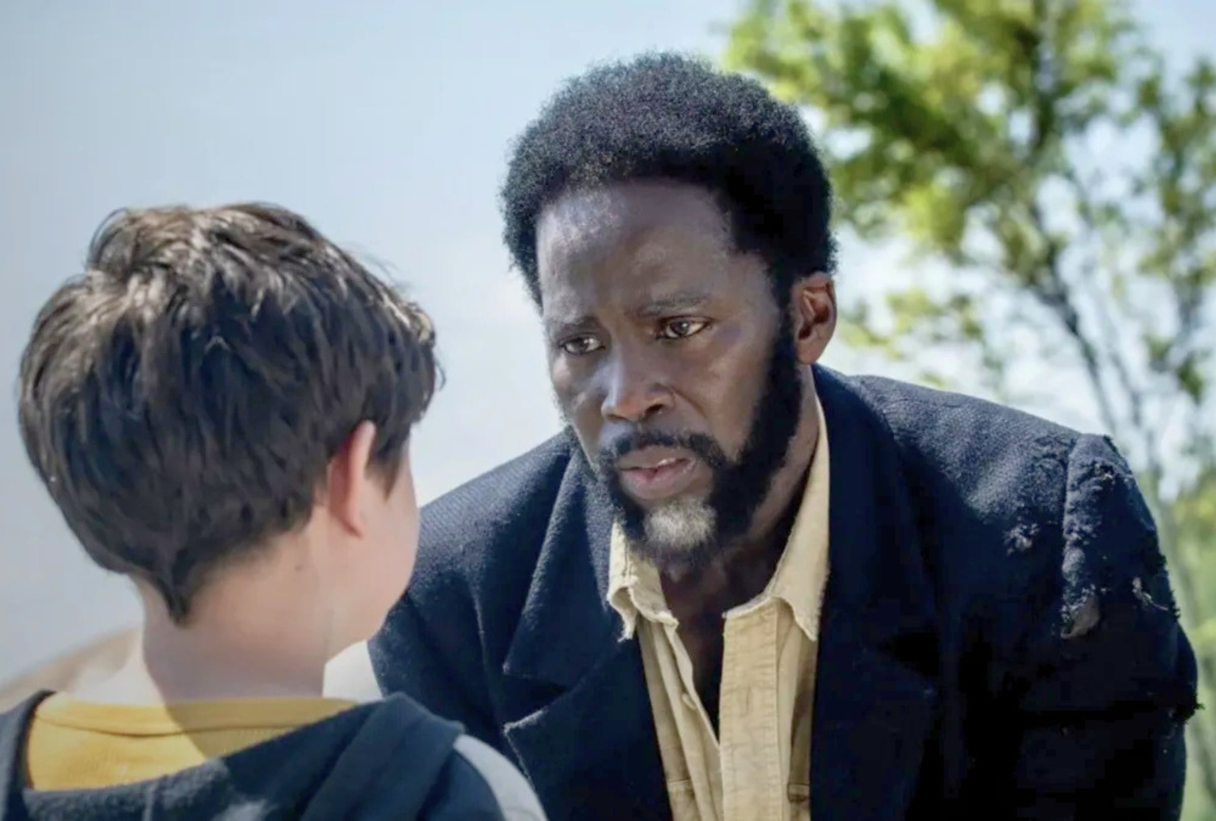 El protagonista Boyd Stevens, interpretado por el actor Harold Perrineau, habla con el pequeño Ethan Matthew en esta escena de la serie "From" (Foto: MGM International TV Productions)