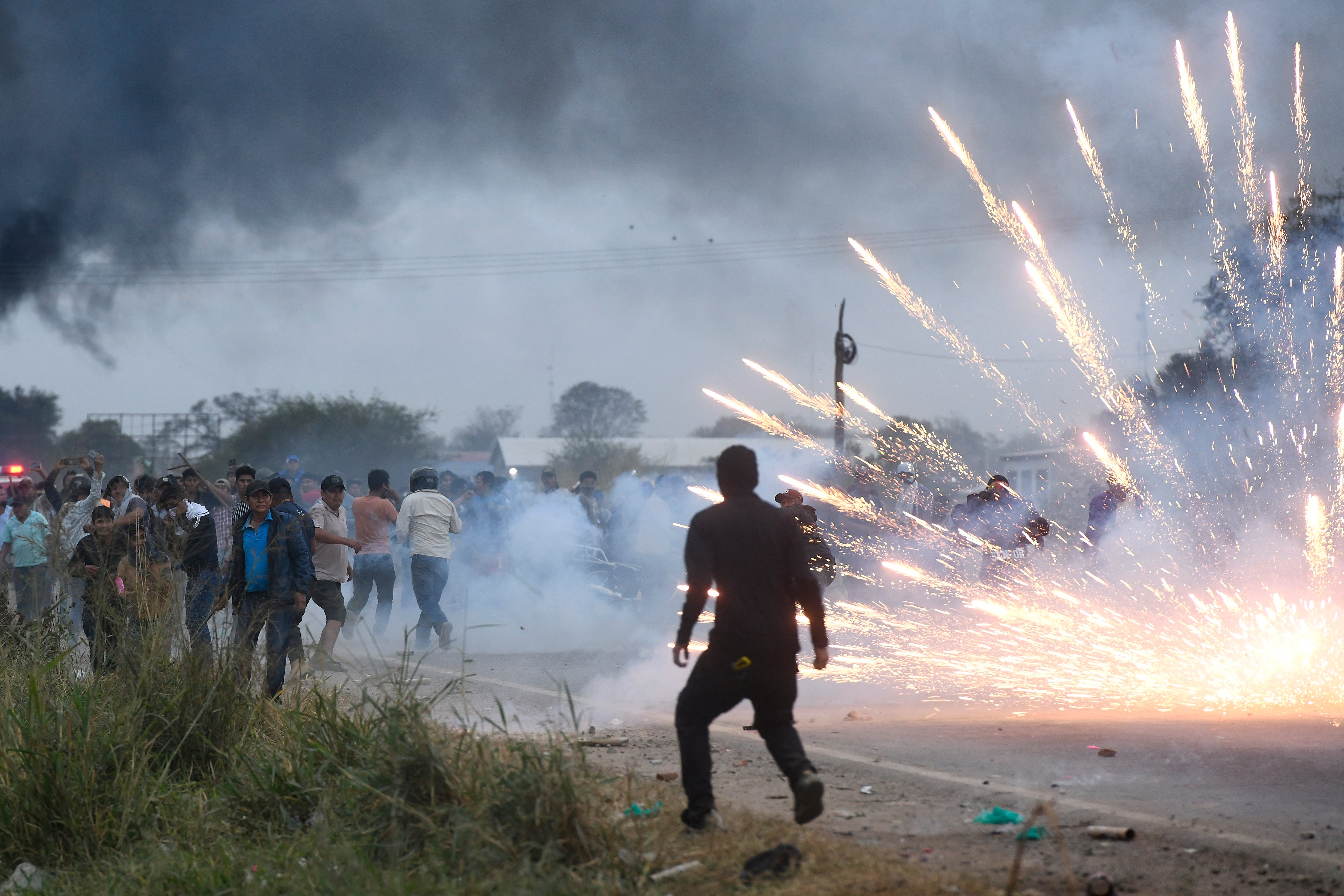 Manifestantes antigubernamentales se enfrentan a policías y civiles durante un operativo para despejar un bloqueo vial en San Julián, departamento de Santa Cruz, Bolivia, el 6 de junio de 2026. (Foto de Rodrigo Urzagasti / AFP).