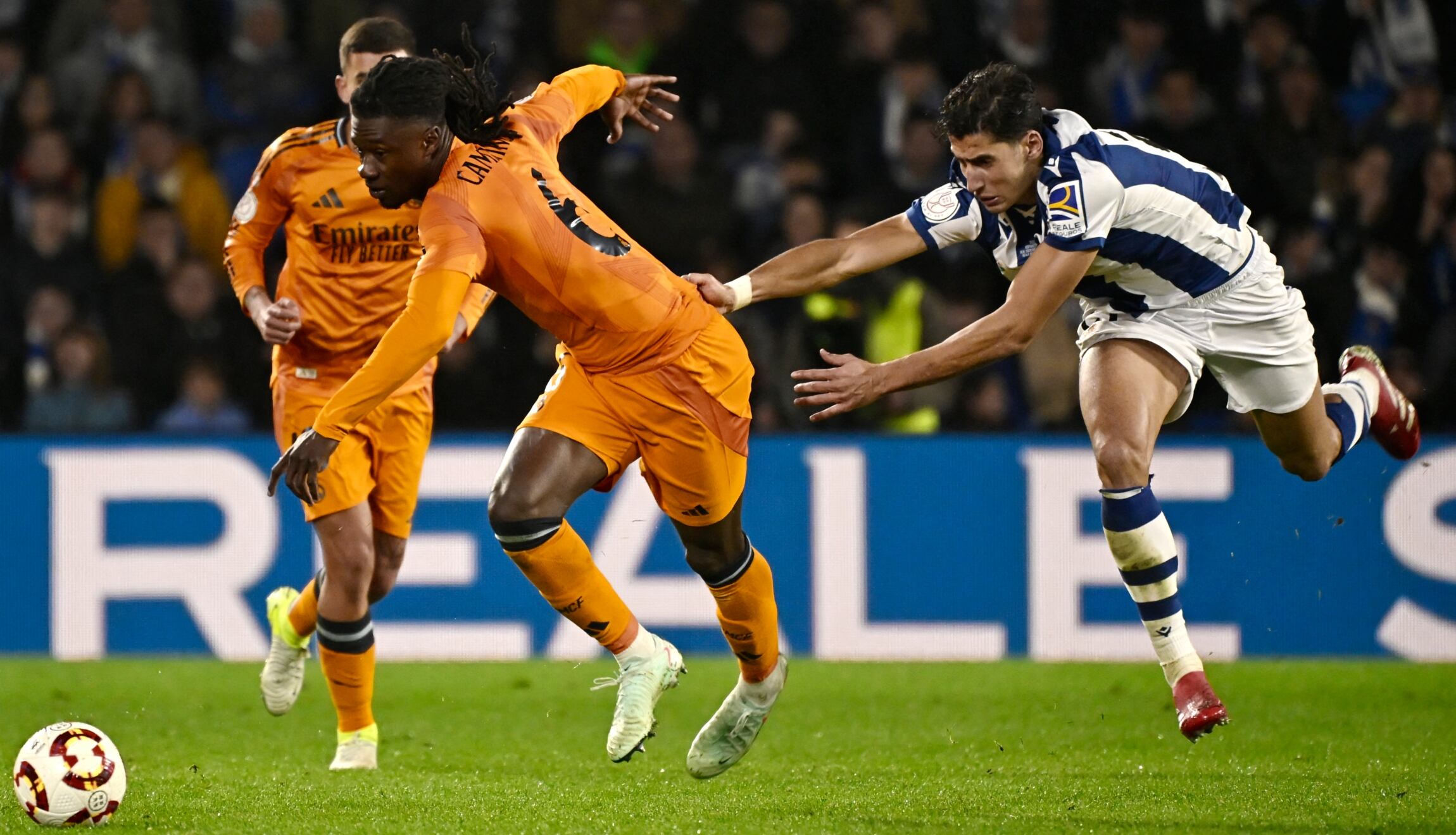 El pase a la final de la Copa del Rey 2025 está en juego. Real Madrid y Real Sociedad se enfrentan en el Santiago Bernabéu. Conoce el horario y dónde ver el partido en vivo desde México y Estados Unidos. (Foto: AFP)