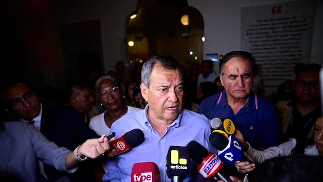 El candidato por partido "Buen Gobierno", Jorge nieto, recibió el flash electoral en su local en el centro de Lima. (Fotos: Paloma del Solar /@photo.gec)