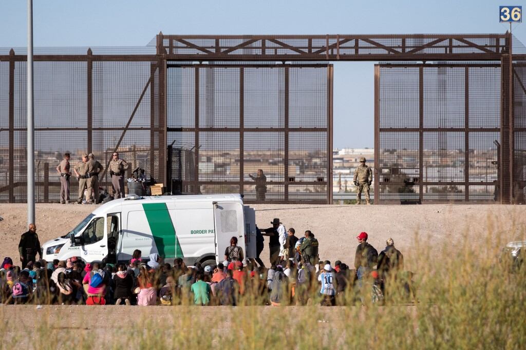 Un grupo de personas migrantes intentando ingresar a los Estados Unidos. (Foto: AFP)