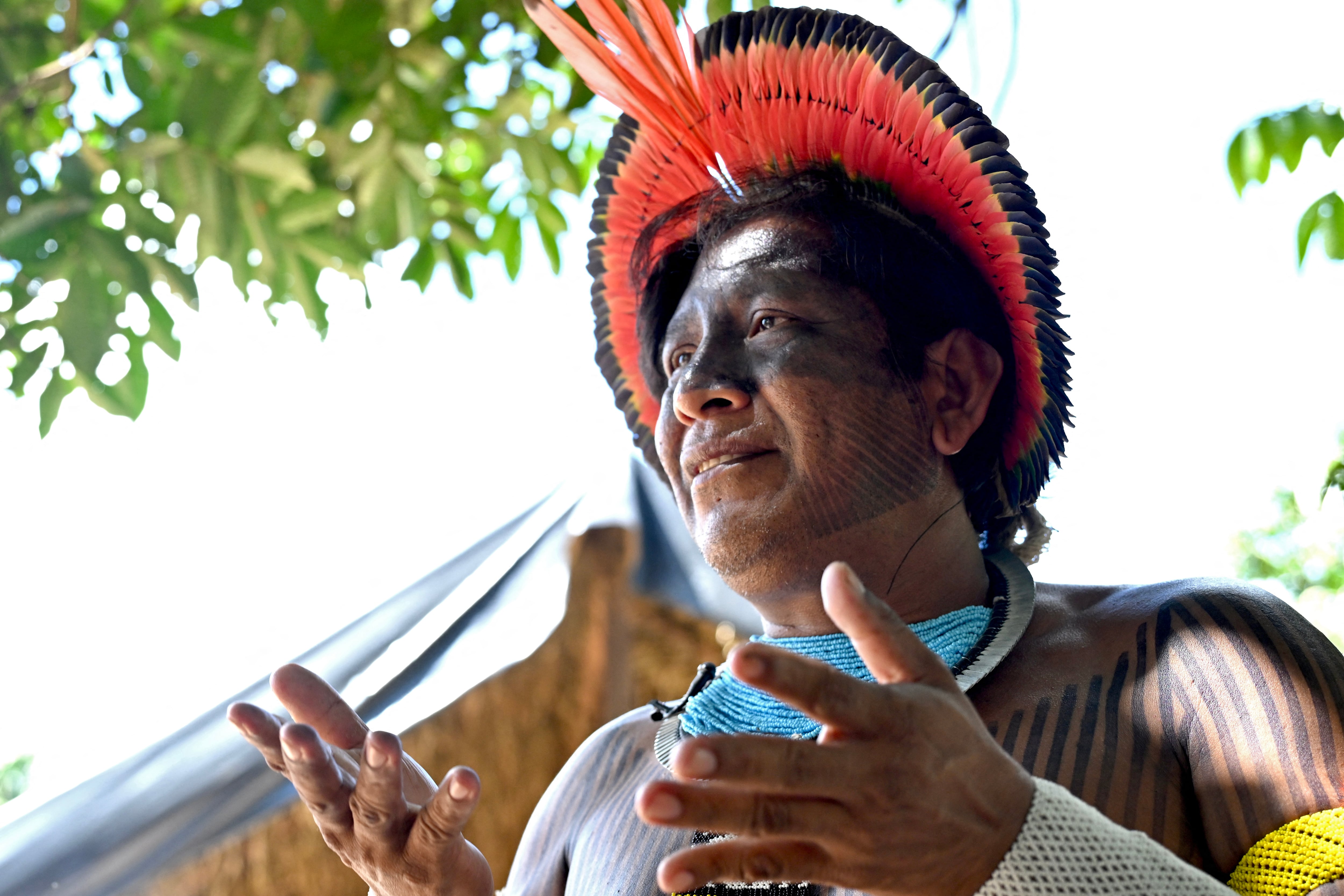 El cacique indígena Bepdjo Mekragnotire, de la etnia Kayapó, habla durante una entrevista con AFP en la aldea de Pykany, territorio indígena Menkragnoti, al suroeste del estado de Pará, Brasil, el 21 de mayo de 2026. (Foto de Evaristo Sa / AFP)