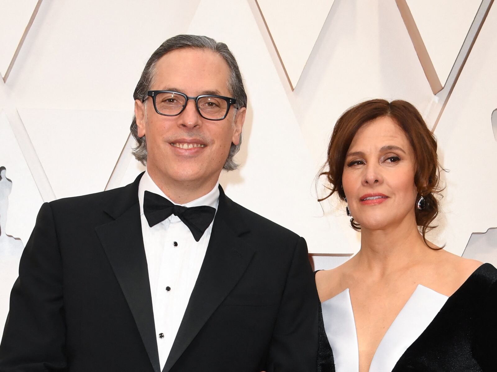 El artista mexicano posa con su esposa Mónica Prieto en la gala de los Oscars 2020 (Foto: AFP)
