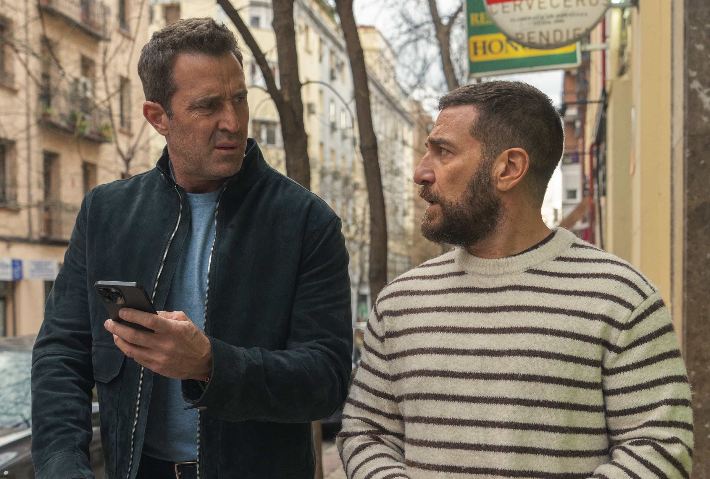 Fernando Gil interpreta a Pedro y Raúl Tejón interpreta a Raúl en la cuarta temporada de la serie española "Machos alfa" (Foto: Netflix)