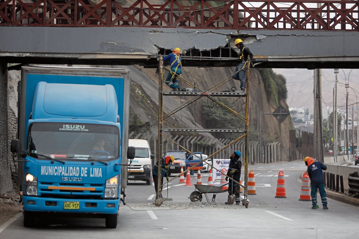 Daños. Pasarela quedó con la estructura metálica expuesta por golpe. (Foto: GEC)