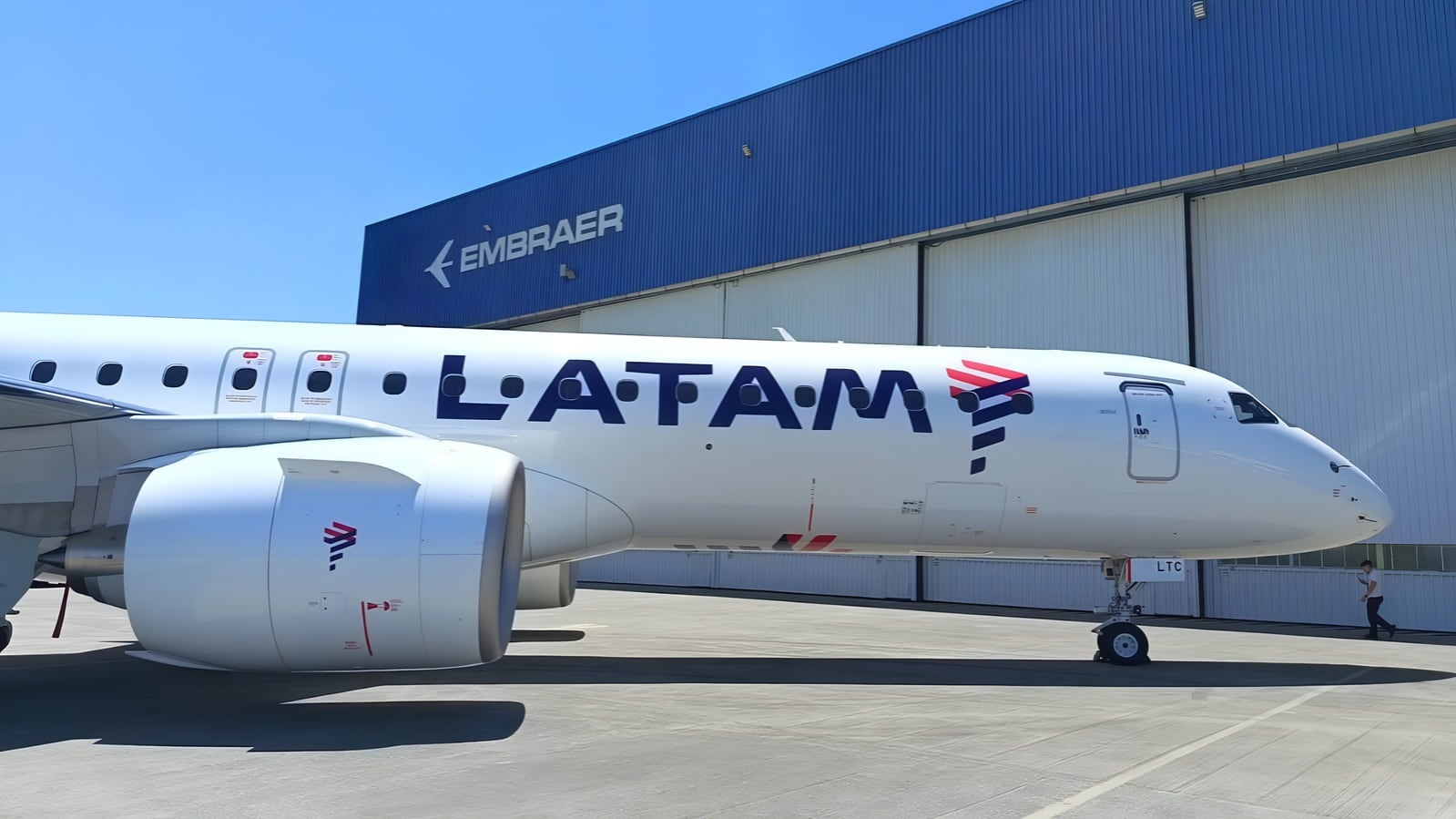 Según Embraer, el E195-E2 consume hasta 30% menos combustible que los E-Jets de primera generación. Las primeras 24 aeronaves E195-E2 de LATAM estarán destinadas principalmente a reforzar las operaciones domésticas en Brasil. Foto: F. Cuadros / Gestión
