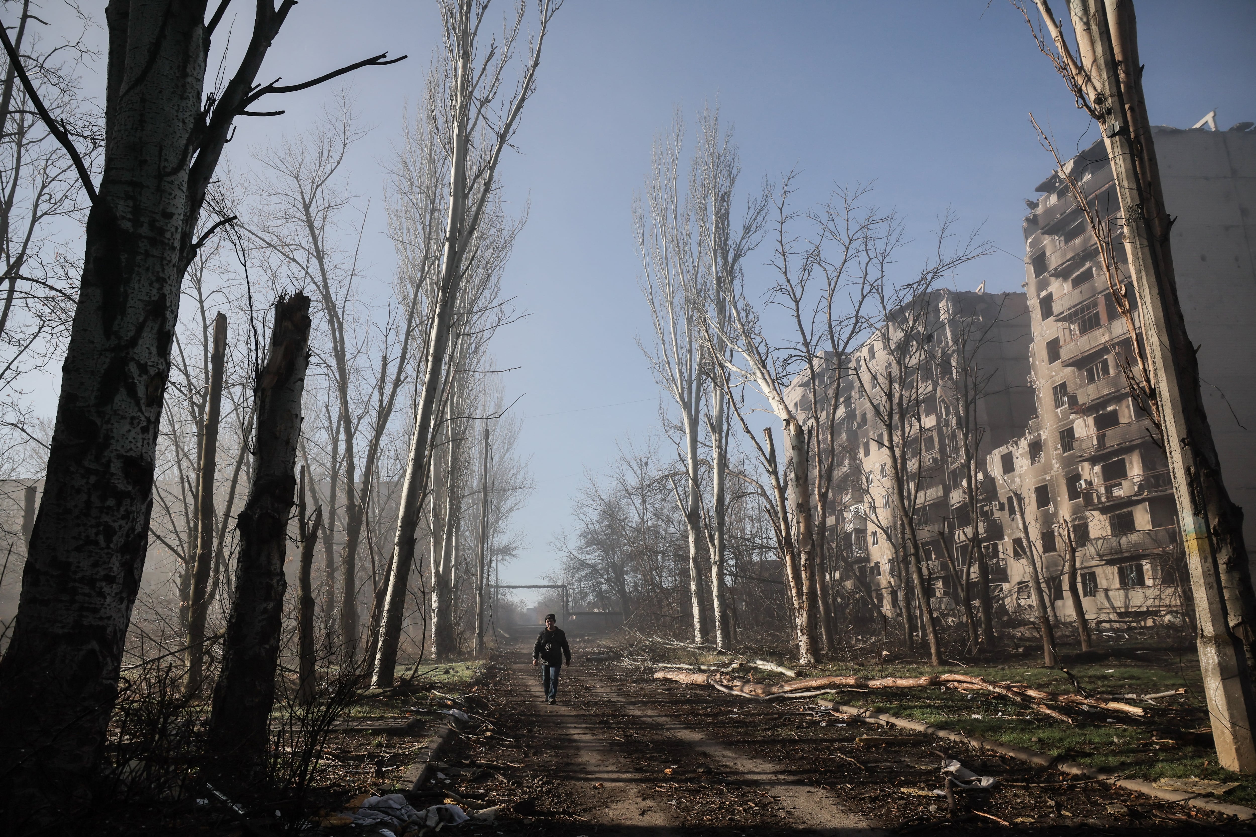 Un residente local pasa junto a edificios residenciales destruidos en la ciudad de Kostyantynivka, en la primera línea del frente de la región de Donetsk, durante la invasión rusa de Ucrania. (OLEG PETRASIUK / 24.ª Brigada Mecanizada de las Fuerzas Armadas de Ucrania / AFP).