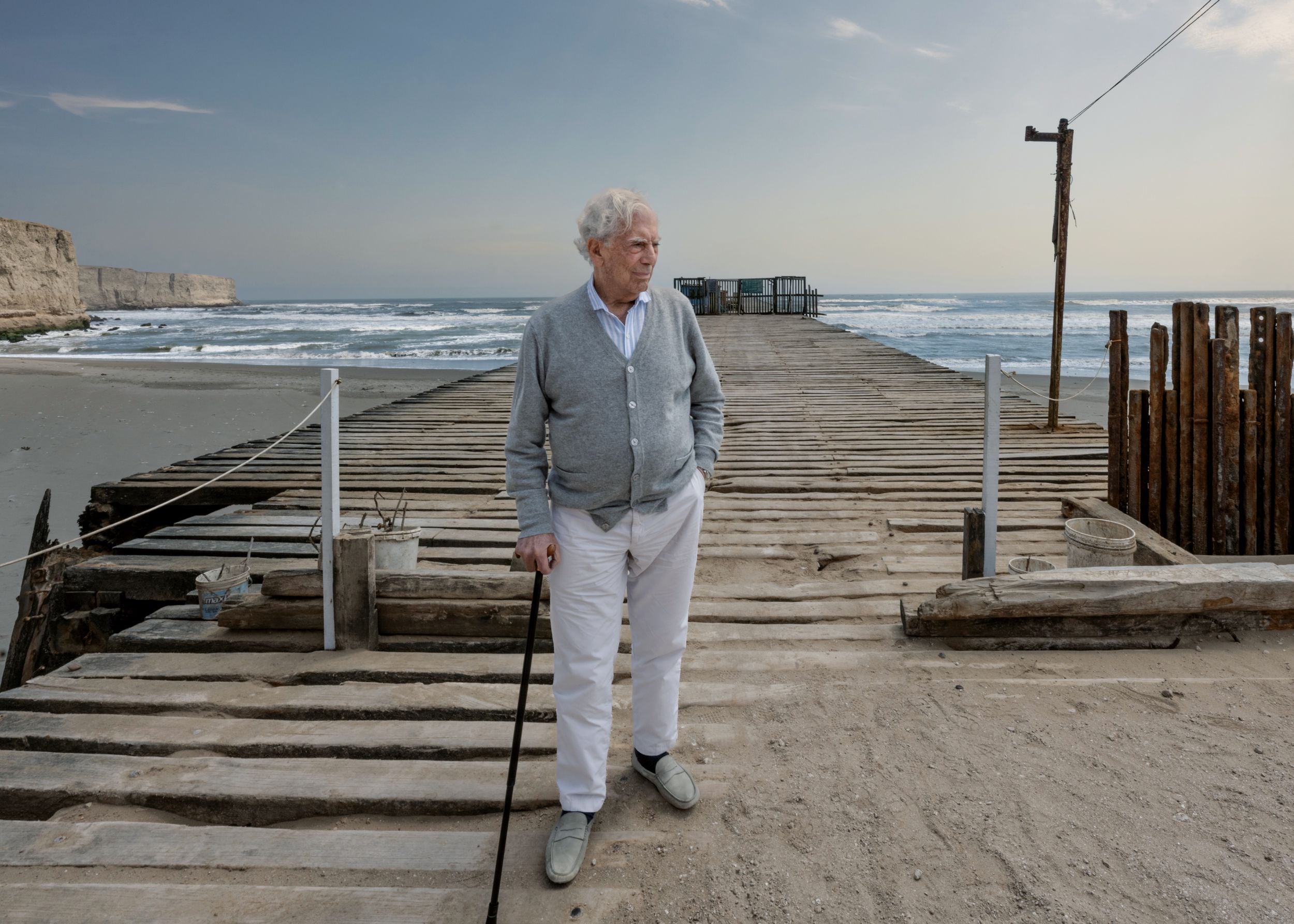 Imagen de Mario Vargas Llosa en Puerto Eten, Chiclayo, en el 2023. El libro incluye un amplio dossier fotográfico que recorre su vida. (Foto: Morgana Vargas Llosa)