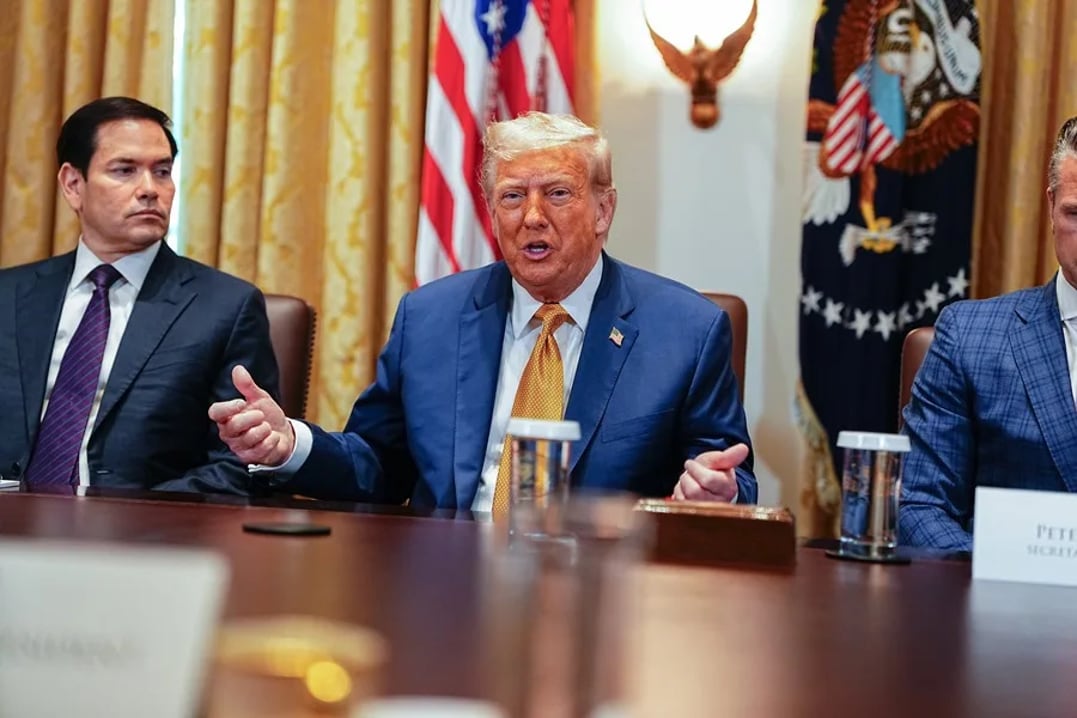 El presidente de Estados Unidos, Donald Trump, habla durante una reunión de su gabinete, este 8 de julio de 2025, donde la prensa le preguntó por Jeffrey Epstein. EFE/Aaron Schwartz/Pool