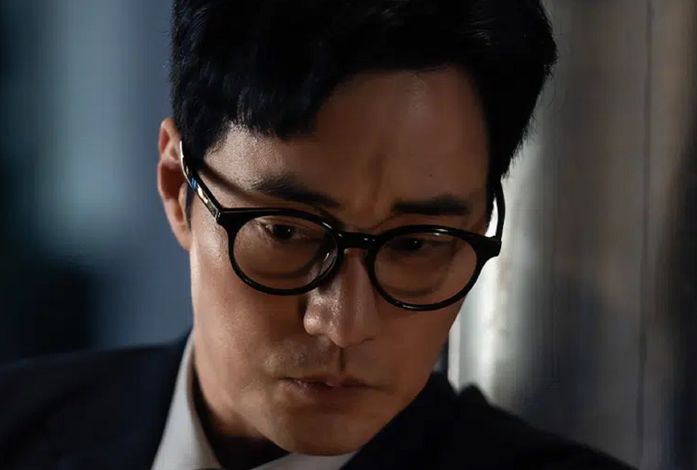 So Ji-sub es el encargado de interpretar a Kim Do-hyeon / Manager Kim en la serie surcoreana "Agente Kim reactivado", basada en el famoso webtoon “Manager Kim” (Foto: Netflix)