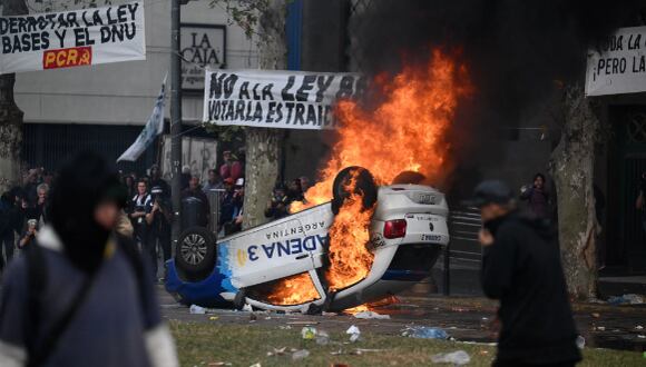 Argentina: Graves disturbios frente al Congreso mientras se debate reforma clave de Milei