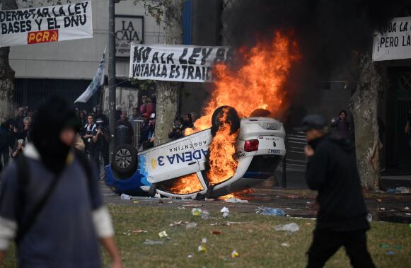 Argentina: Graves disturbios frente al Congreso mientras se debate reforma clave de Milei