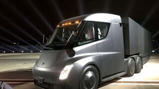 Tesla presenta camión eléctrico y el deportivo "más rápido" de producción masiva