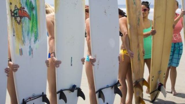 Surfistas ayudan a impulsar economía de Yacila, Piura, y otros nueve rincones del mundo