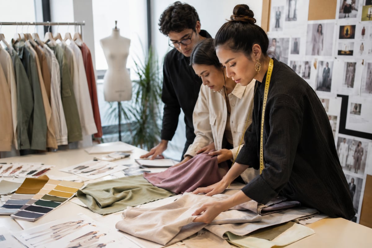El clima ya no solo altera las ventas. También está empujando a la industria textil a cambiar la forma en que diseña, produce y planifica sus campañas. Foto: Composición Gestión/ ChatGPT.