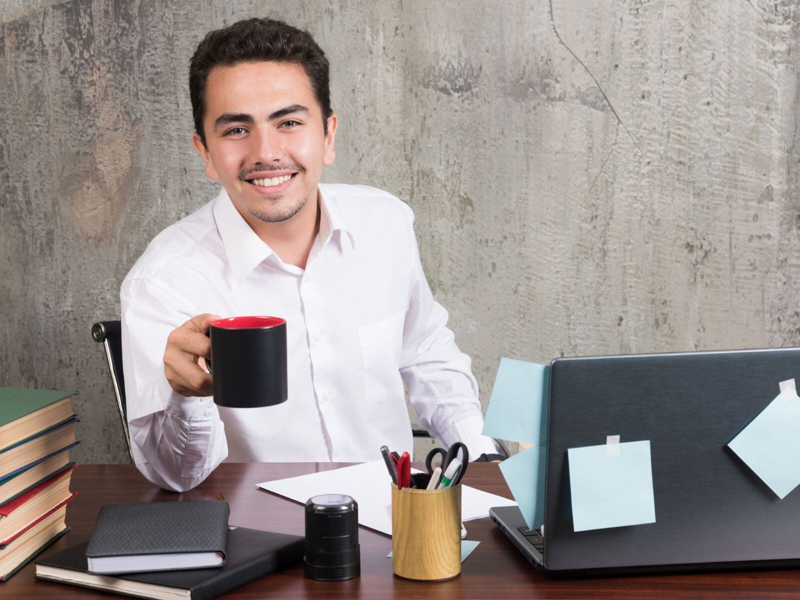 Esta imagen te muestra a un hombre en su oficina. (Foto: azerbaijan_stockers / Freepik)