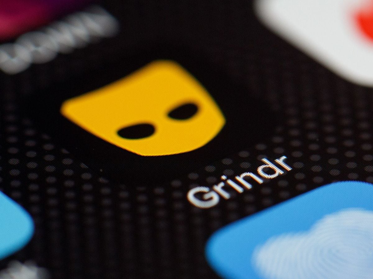 El logotipo de la aplicación "Grindr" se ve entre otras aplicaciones de citas en la pantalla de un teléfono móvil el 24 de noviembre de 2016 en Londres, Inglaterra. Fotógrafo: Leon Neal/Getty Images Europa