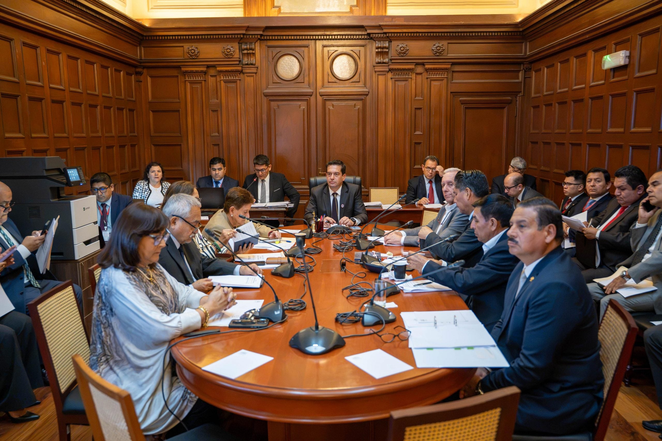 Diez candidatos integran la lista para elegir a tres directores del Banco Central de Reserva. La sesión del miércoles 21 también abordará la delegación de facultades al Ejecutivo y la prórroga de estados de emergencia. Foto: Congreso.