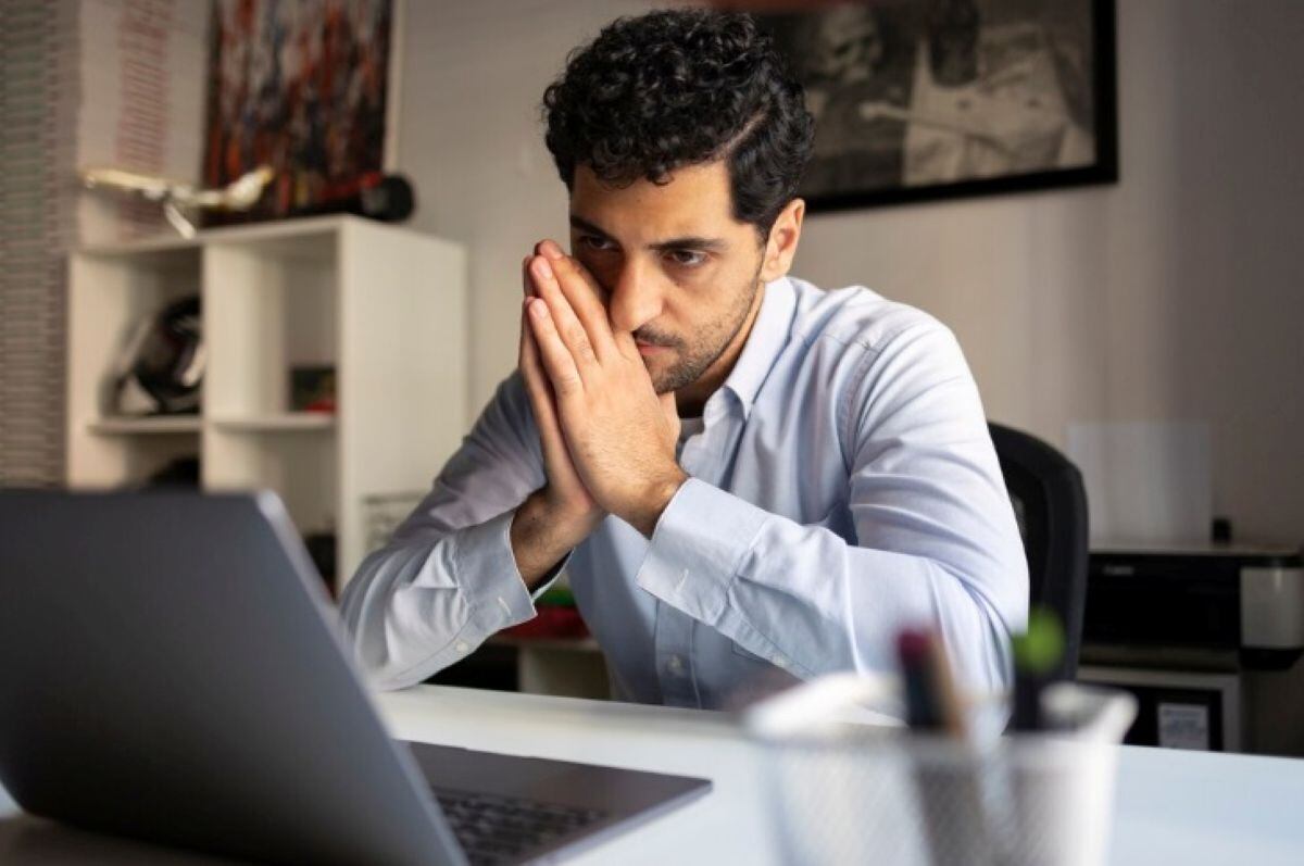 Cada fin de mes llega con la misma tensión: cuentas por pagar, gastos inesperados y las ganas de empezar a ahorrar para el futuro. ¿Qué hacer? Foto: Freepik/ Referencial.