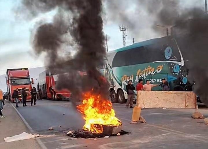 Bloqueo en la carretera Panamericana Sur, a la altura del distrito de Chala, se registra este miércoles 17 de diciembre. Foto: PNP.