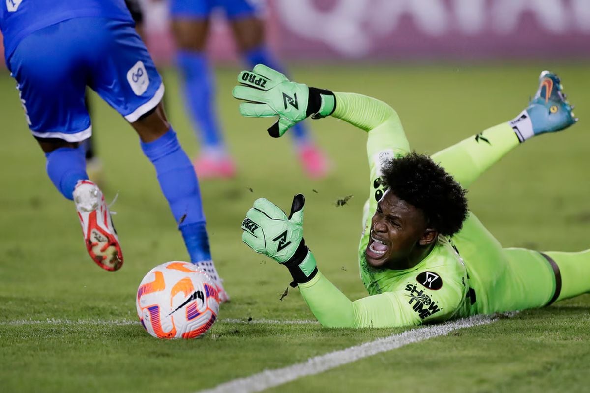 Los porteros tienen que tomar miles de decisiones muy rápidas basadas en información sensorial limitada o incompleta. (Foto: EFE)