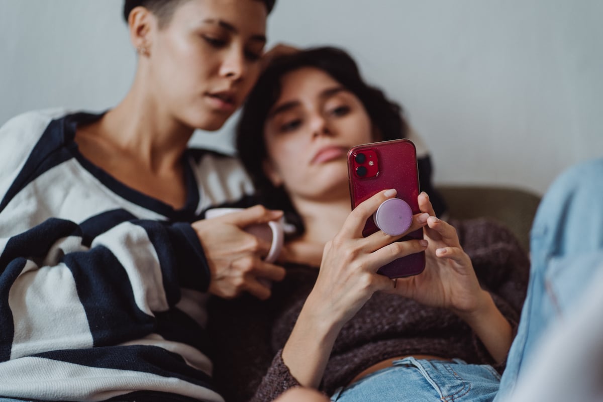 Consejos prácticos incluyen actualizar apps, borrar memoria caché y desinstalar aplicaciones innecesarias para optimizar dispositivos. Foto: Pexel