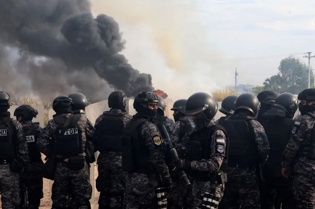 Las movilizaciones impulsadas por organizaciones campesinas y sindicales mantienen bloqueadas varias carreteras de Bolivia y han agravado la tensión política y económica en el país. Foto: EFE.