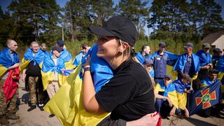 Ucrania y Rusia intercambian más prisioneros mientras atacan y contraatacan en Kursk