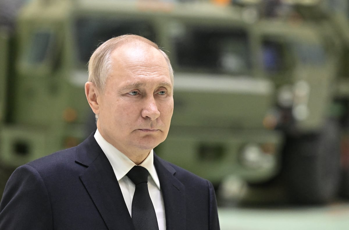 El presidente ruso, Vladímir Putin, se reúne con trabajadores de una planta del fabricante ruso de misiles Almaz-Antey en San Petersburgo el 18 de enero de 2023. (Foto de Ilya PITALEV / SPUTNIK / AFP)