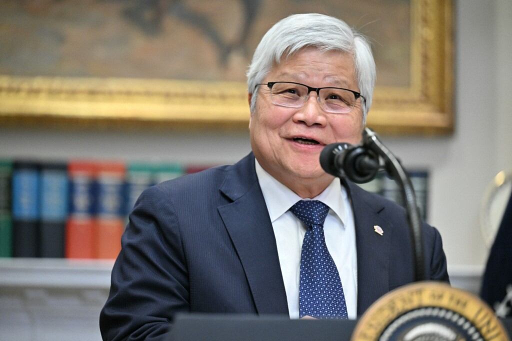 C.C. Wei, presidente y director ejecutivo de TSMC, habla después de que el presidente estadounidense Donald Trump anunciara que el gigante de fabricación de chips TSMC invertirá "al menos" US$ 100,000 millones en Estados Unidos para construir instalaciones de fabricación de chips "de última generación" en la Sala Roosevelt de la Casa Blanca en Washington, DC, el 3 de marzo de 2025. (Foto de ROBERTO SCHMIDT / AFP)