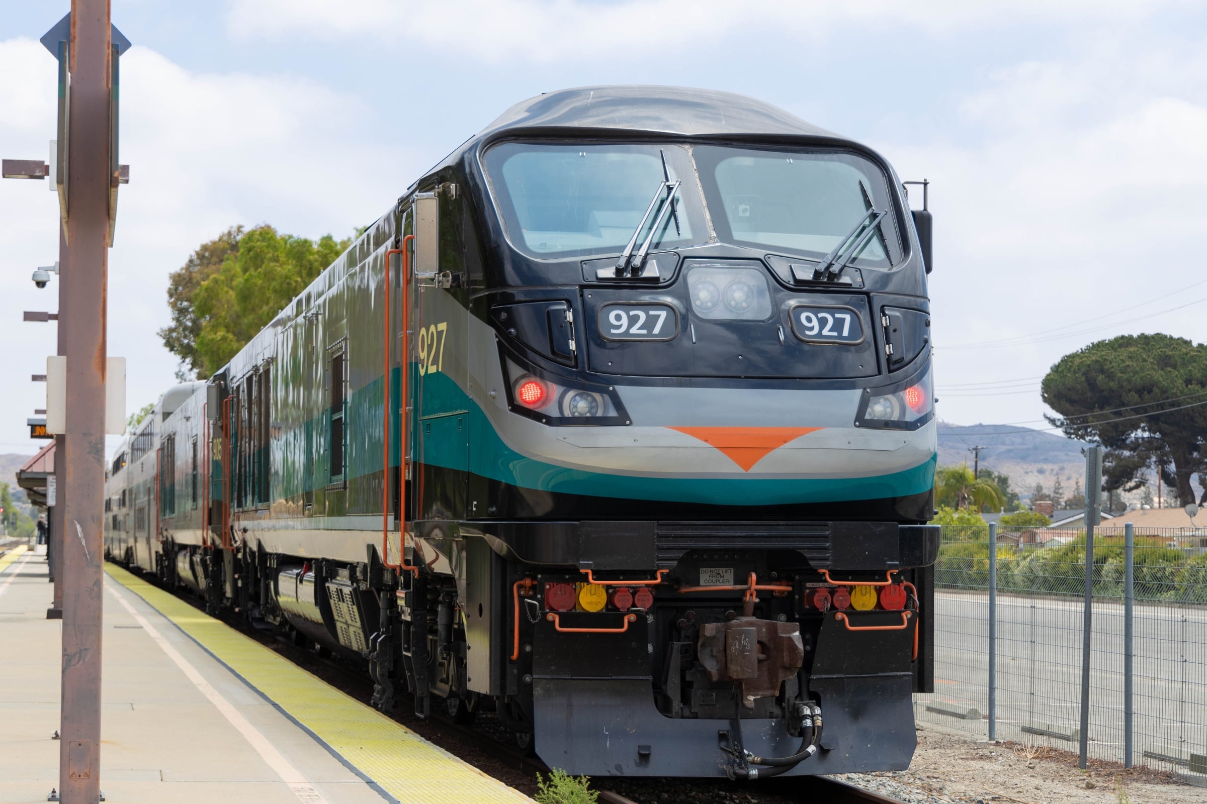 Con este piloto, los usuarios que se desplazan entre Redlands y Los Ángeles pueden pagar solo por la distancia recorrida usando tarjetas Visa, Mastercard, Discover o American Express, además de Apple Pay y Google Pay (Foto: Metrolink)
