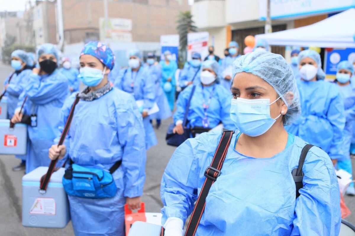 El dictamen reconoce el aporte de miles de profesionales de la salud que enfrentaron la pandemia en primera línea. Foto: Andina.