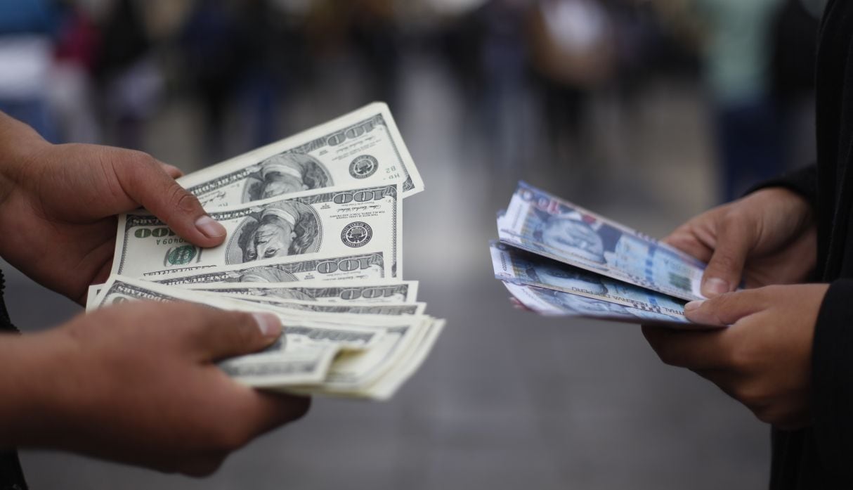 Los analistas coincidieron en que el alza de la cotización del dólar estuvo relacionada al cambio de gobierno en Perú (foto: GEC).