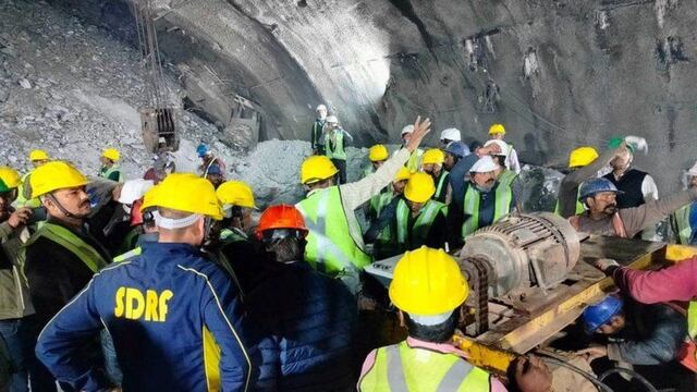 India y su plan B para rescatar a 41 obreros atrapados en túnel tras 15 días