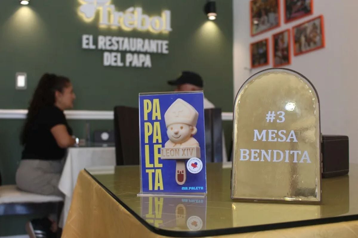 Comercios de Chiclayo ofrecen recuerdos y alimentos alusivos a León XIV, a la espera de su visita a Perú prevista para noviembre. Foto: EFE.